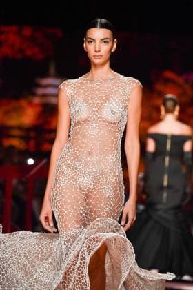 Mercedes-Benz Fashion Week Madrid, Spain - 19 Sep 2025 A model walks the runway wearing a design by ISABEL SANCHIS during Mercedes-Benz Fashion Week de Madrid in IFERMA. Madrid Spain Copyright: xAtilanoxGarciax xSOPAxImagesx FOTO12319