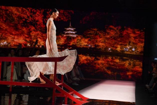 Mercedes-Benz Fashion Week Madrid, Spain - 19 Sep 2025 A model walks the runway wearing a design by ISABEL SANCHIS during Mercedes-Benz Fashion Week de Madrid in IFERMA. Madrid Spain Copyright: xAtilanoxGarciax xSOPAxImagesx FOTO12320