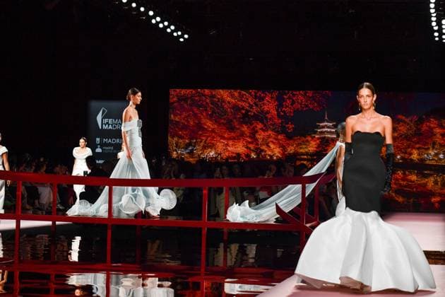 Mercedes-Benz Fashion Week Madrid, Spain - 19 Sep 2025 A model walks the runway wearing a design by ISABEL SANCHIS during Mercedes-Benz Fashion Week de Madrid in IFERMA. Madrid Spain Copyright: xAtilanoxGarciax xSOPAxImagesx FOTO12321