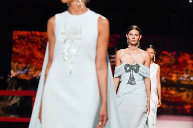 Mercedes-Benz Fashion Week Madrid, Spain - 19 Sep 2025 A model walks the runway wearing a design by ISABEL SANCHIS during Mercedes-Benz Fashion Week de Madrid in IFERMA. Madrid Spain Copyright: xAtilanoxGarciax xSOPAxImagesx FOTO12322