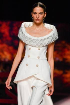 Mercedes-Benz Fashion Week Madrid, Spain - 19 Sep 2025 A model walks the runway wearing a design by ISABEL SANCHIS during Mercedes-Benz Fashion Week de Madrid in IFERMA. Madrid Spain Copyright: xAtilanoxGarciax xSOPAxImagesx FOTO12277