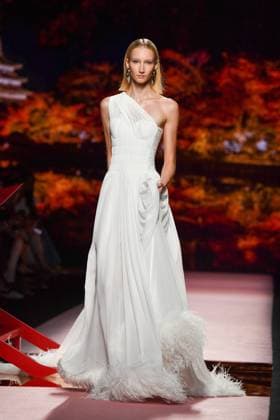 Mercedes-Benz Fashion Week Madrid, Spain - 19 Sep 2025 A model walks the runway wearing a design by ISABEL SANCHIS during Mercedes-Benz Fashion Week de Madrid in IFERMA. Madrid Spain Copyright: xAtilanoxGarciax xSOPAxImagesx FOTO12278