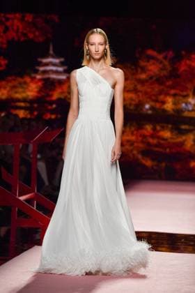 Mercedes-Benz Fashion Week Madrid, Spain - 19 Sep 2025 A model walks the runway wearing a design by ISABEL SANCHIS during Mercedes-Benz Fashion Week de Madrid in IFERMA. Madrid Spain Copyright: xAtilanoxGarciax xSOPAxImagesx FOTO12279