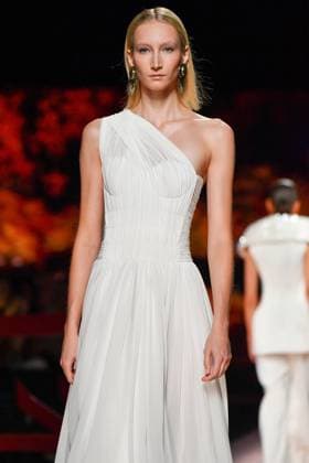 Mercedes-Benz Fashion Week Madrid, Spain - 19 Sep 2025 A model walks the runway wearing a design by ISABEL SANCHIS during Mercedes-Benz Fashion Week de Madrid in IFERMA. Madrid Spain Copyright: xAtilanoxGarciax xSOPAxImagesx FOTO12280
