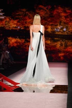 Mercedes-Benz Fashion Week Madrid, Spain - 19 Sep 2025 A model walks the runway wearing a design by ISABEL SANCHIS during Mercedes-Benz Fashion Week de Madrid in IFERMA. Madrid Spain Copyright: xAtilanoxGarciax xSOPAxImagesx FOTO12282