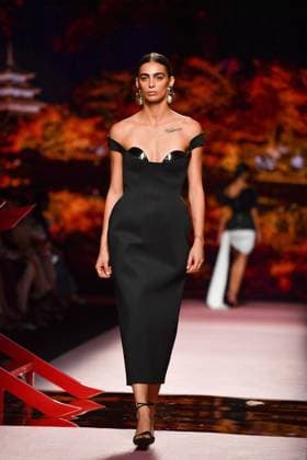 Mercedes-Benz Fashion Week Madrid, Spain - 19 Sep 2025 A model walks the runway wearing a design by ISABEL SANCHIS during Mercedes-Benz Fashion Week de Madrid in IFERMA. Madrid Spain Copyright: xAtilanoxGarciax xSOPAxImagesx FOTO12285