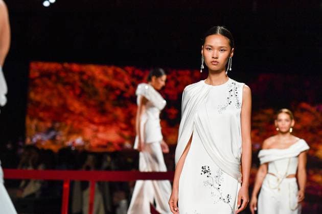Mercedes-Benz Fashion Week Madrid, Spain - 19 Sep 2025 A model walks the runway wearing a design by ISABEL SANCHIS during Mercedes-Benz Fashion Week de Madrid in IFERMA. Madrid Spain Copyright: xAtilanoxGarciax xSOPAxImagesx FOTO12323