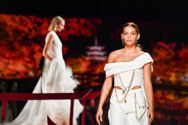 Mercedes-Benz Fashion Week Madrid, Spain - 19 Sep 2025 A model walks the runway wearing a design by ISABEL SANCHIS during Mercedes-Benz Fashion Week de Madrid in IFERMA. Madrid Spain Copyright: xAtilanoxGarciax xSOPAxImagesx FOTO12324