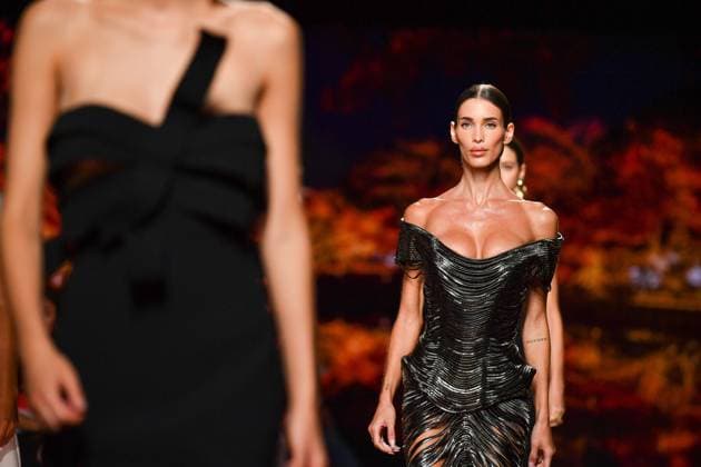 Bilder des Jahres 2025, Entertainment 09 September Mercedes-Benz Fashion Week Madrid, Spain - 19 Sep 2025 A model walks the runway wearing a design by ISABEL SANCHIS during Mercedes-Benz Fashion Week de Madrid in IFERMA. Madrid Spain Copyright: xAtilanoxGarciax xSOPAxImagesx FOTO12325