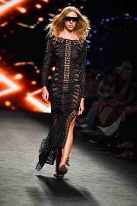 Mercedes-Benz Fashion Week Madrid, Spain - 19 Sep 2025 A model walks the runway wearing a design by Custo Barcelona during Mercedes-Benz Fashion Week de Madrid in IFERMA. Madrid Spain Copyright: xAtilanoxGarciax xSOPAxImagesx FOTO12663