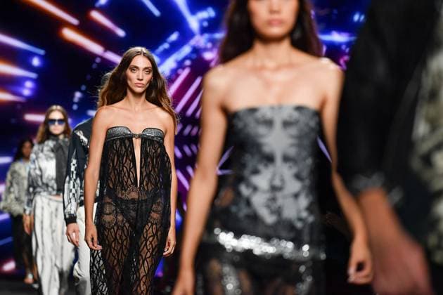 Mercedes-Benz Fashion Week Madrid, Spain - 19 Sep 2025 A model walks the runway wearing a design by Custo Barcelona during Mercedes-Benz Fashion Week de Madrid in IFERMA. Madrid Spain Copyright: xAtilanoxGarciax xSOPAxImagesx FOTO12667