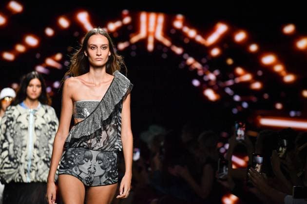 Mercedes-Benz Fashion Week Madrid, Spain - 19 Sep 2025 A model walks the runway wearing a design by Custo Barcelona during Mercedes-Benz Fashion Week de Madrid in IFERMA. Madrid Spain Copyright: xAtilanoxGarciax xSOPAxImagesx FOTO12668