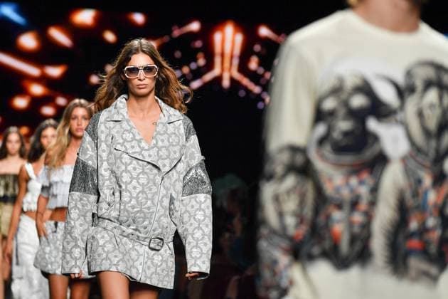 Mercedes-Benz Fashion Week Madrid, Spain - 19 Sep 2025 A model walks the runway wearing a design by Custo Barcelona during Mercedes-Benz Fashion Week de Madrid in IFERMA. Madrid Spain Copyright: xAtilanoxGarciax xSOPAxImagesx FOTO12669