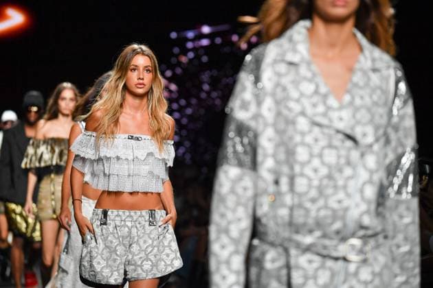 Mercedes-Benz Fashion Week Madrid, Spain - 19 Sep 2025 A model walks the runway wearing a design by Custo Barcelona during Mercedes-Benz Fashion Week de Madrid in IFERMA. Madrid Spain Copyright: xAtilanoxGarciax xSOPAxImagesx FOTO12670