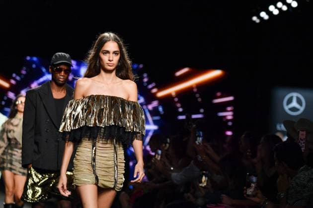 Mercedes-Benz Fashion Week Madrid, Spain - 19 Sep 2025 A model walks the runway wearing a design by Custo Barcelona during Mercedes-Benz Fashion Week de Madrid in IFERMA. Madrid Spain Copyright: xAtilanoxGarciax xSOPAxImagesx FOTO12671