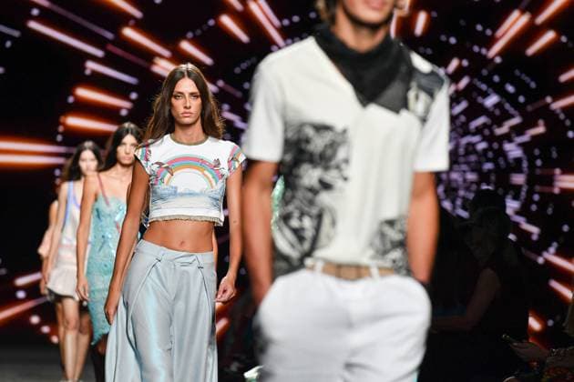 Mercedes-Benz Fashion Week Madrid, Spain - 19 Sep 2025 A model walks the runway wearing a design by Custo Barcelona during Mercedes-Benz Fashion Week de Madrid in IFERMA. Madrid Spain Copyright: xAtilanoxGarciax xSOPAxImagesx FOTO12673