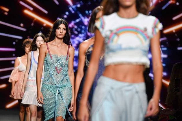 Mercedes-Benz Fashion Week Madrid, Spain - 19 Sep 2025 A model walks the runway wearing a design by Custo Barcelona during Mercedes-Benz Fashion Week de Madrid in IFERMA. Madrid Spain Copyright: xAtilanoxGarciax xSOPAxImagesx FOTO12674