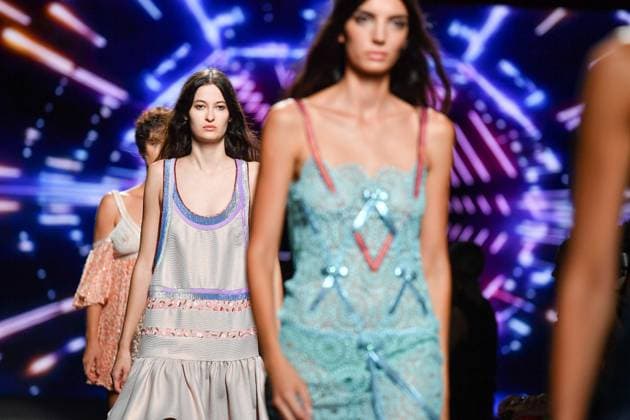 Mercedes-Benz Fashion Week Madrid, Spain - 19 Sep 2025 A model walks the runway wearing a design by Custo Barcelona during Mercedes-Benz Fashion Week de Madrid in IFERMA. Madrid Spain Copyright: xAtilanoxGarciax xSOPAxImagesx FOTO12675