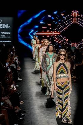 Custo Barcelona fashion show at MBFW Madrid A model during the Custo Barcelona fashion show at the 82nd edition of Mercedes Benz Fashion Week Madrid, at Ifema in Madrid, on September 19, 2025, in Madrid Spain This years edition is held from September 17 to 21 and commemorates the 40th anniversary of the catwalk Isabel Sanchíss collection for next summer 2026 is an eclectic collection, based on two fundamental pillars for the firm, the volumes of the architecture and the coexistence of Japanese culture, which explores the opposite values such as tradition and modernity, structure and fluidity, discipline and challenge and the past and future Spain.  Copyright: xRicardoxRubiox 6967622