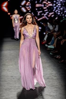 Custo Barcelona fashion show at MBFW Madrid A model during the Custo Barcelona fashion show at the 82nd edition of Mercedes Benz Fashion Week Madrid, at Ifema in Madrid, on September 19, 2025, in Madrid Spain This years edition is held from September 17 to 21 and commemorates the 40th anniversary of the catwalk Isabel Sanchíss collection for next summer 2026 is an eclectic collection, based on two fundamental pillars for the firm, the volumes of the architecture and the coexistence of Japanese culture, which explores the opposite values such as tradition and modernity, structure and fluidity, discipline and challenge and the past and future Spain.  Copyright: xRicardoxRubiox 6967633