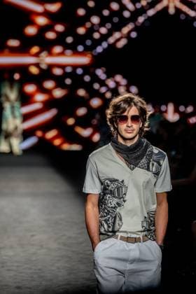 Custo Barcelona fashion show at MBFW Madrid A model during the Custo Barcelona fashion show at the 82nd edition of Mercedes Benz Fashion Week Madrid, at Ifema in Madrid, on September 19, 2025, in Madrid Spain This years edition is held from September 17 to 21 and commemorates the 40th anniversary of the catwalk Isabel Sanchíss collection for next summer 2026 is an eclectic collection, based on two fundamental pillars for the firm, the volumes of the architecture and the coexistence of Japanese culture, which explores the opposite values such as tradition and modernity, structure and fluidity, discipline and challenge and the past and future Spain.  Copyright: xRicardoxRubiox 6967627