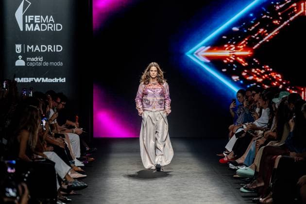 Custo Barcelona fashion show at MBFW Madrid A model during the Custo Barcelona fashion show at the 82nd edition of Mercedes Benz Fashion Week Madrid, at Ifema in Madrid, on September 19, 2025, in Madrid Spain This years edition is held from September 17 to 21 and commemorates the 40th anniversary of the catwalk Isabel Sanchíss collection for next summer 2026 is an eclectic collection, based on two fundamental pillars for the firm, the volumes of the architecture and the coexistence of Japanese culture, which explores the opposite values such as tradition and modernity, structure and fluidity, discipline and challenge and the past and future Spain.  Copyright: xRicardoxRubiox 6967636