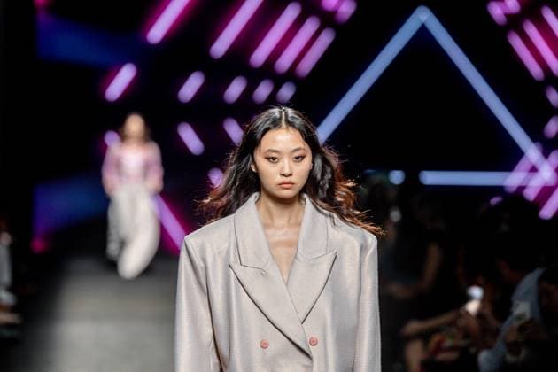 Custo Barcelona fashion show at MBFW Madrid A model during the Custo Barcelona fashion show at the 82nd edition of Mercedes Benz Fashion Week Madrid, at Ifema in Madrid, on September 19, 2025, in Madrid Spain This years edition is held from September 17 to 21 and commemorates the 40th anniversary of the catwalk Isabel Sanchíss collection for next summer 2026 is an eclectic collection, based on two fundamental pillars for the firm, the volumes of the architecture and the coexistence of Japanese culture, which explores the opposite values such as tradition and modernity, structure and fluidity, discipline and challenge and the past and future Spain.  Copyright: xRicardoxRubiox 6967637