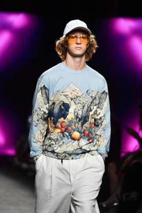 Mercedes-Benz Fashion Week Madrid, Spain - 19 Sep 2025 A model walks the runway wearing a design by Custo Barcelona during Mercedes-Benz Fashion Week de Madrid in IFERMA. Madrid Spain Copyright: xAtilanoxGarciax xSOPAxImagesx FOTO12613