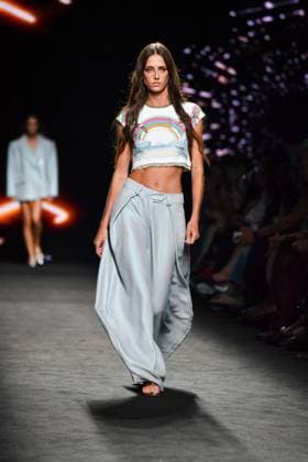 Mercedes-Benz Fashion Week Madrid, Spain - 19 Sep 2025 A model walks the runway wearing a design by Custo Barcelona during Mercedes-Benz Fashion Week de Madrid in IFERMA. Madrid Spain Copyright: xAtilanoxGarciax xSOPAxImagesx FOTO12614
