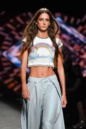 Mercedes-Benz Fashion Week Madrid, Spain - 19 Sep 2025 A model walks the runway wearing a design by Custo Barcelona during Mercedes-Benz Fashion Week de Madrid in IFERMA. Madrid Spain Copyright: xAtilanoxGarciax xSOPAxImagesx FOTO12615