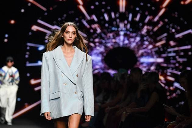 Mercedes-Benz Fashion Week Madrid, Spain - 19 Sep 2025 A model walks the runway wearing a design by Custo Barcelona during Mercedes-Benz Fashion Week de Madrid in IFERMA. Madrid Spain Copyright: xAtilanoxGarciax xSOPAxImagesx FOTO12616
