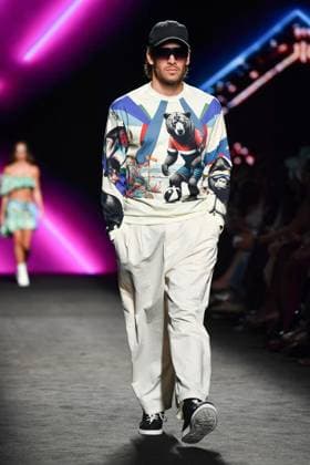 Mercedes-Benz Fashion Week Madrid, Spain - 19 Sep 2025 A model walks the runway wearing a design by Custo Barcelona during Mercedes-Benz Fashion Week de Madrid in IFERMA. Madrid Spain Copyright: xAtilanoxGarciax xSOPAxImagesx FOTO12617