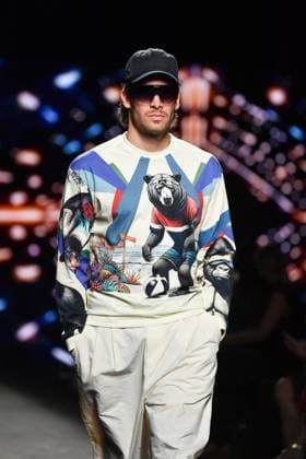Mercedes-Benz Fashion Week Madrid, Spain - 19 Sep 2025 A model walks the runway wearing a design by Custo Barcelona during Mercedes-Benz Fashion Week de Madrid in IFERMA. Madrid Spain Copyright: xAtilanoxGarciax xSOPAxImagesx FOTO12618