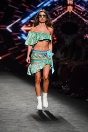 Mercedes-Benz Fashion Week Madrid, Spain - 19 Sep 2025 A model walks the runway wearing a design by Custo Barcelona during Mercedes-Benz Fashion Week de Madrid in IFERMA. Madrid Spain Copyright: xAtilanoxGarciax xSOPAxImagesx FOTO12619