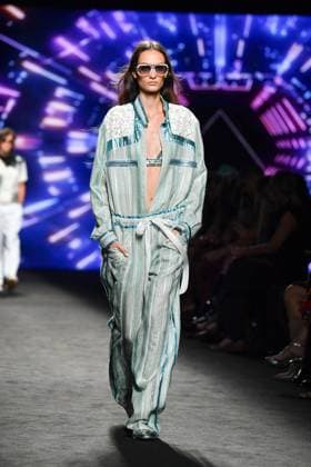 Mercedes-Benz Fashion Week Madrid, Spain - 19 Sep 2025 A model walks the runway wearing a design by Custo Barcelona during Mercedes-Benz Fashion Week de Madrid in IFERMA. Madrid Spain Copyright: xAtilanoxGarciax xSOPAxImagesx FOTO12621