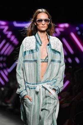 Mercedes-Benz Fashion Week Madrid, Spain - 19 Sep 2025 A model walks the runway wearing a design by Custo Barcelona during Mercedes-Benz Fashion Week de Madrid in IFERMA. Madrid Spain Copyright: xAtilanoxGarciax xSOPAxImagesx FOTO12622