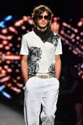 Mercedes-Benz Fashion Week Madrid, Spain - 19 Sep 2025 A model walks the runway wearing a design by Custo Barcelona during Mercedes-Benz Fashion Week de Madrid in IFERMA. Madrid Spain Copyright: xAtilanoxGarciax xSOPAxImagesx FOTO12624
