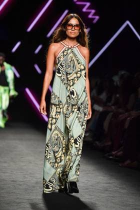 Mercedes-Benz Fashion Week Madrid, Spain - 19 Sep 2025 A model walks the runway wearing a design by Custo Barcelona during Mercedes-Benz Fashion Week de Madrid in IFERMA. Madrid Spain Copyright: xAtilanoxGarciax xSOPAxImagesx FOTO12627