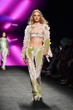 Mercedes-Benz Fashion Week Madrid, Spain - 19 Sep 2025 A model walks the runway wearing a design by Custo Barcelona during Mercedes-Benz Fashion Week de Madrid in IFERMA. Madrid Spain Copyright: xAtilanoxGarciax xSOPAxImagesx FOTO12631