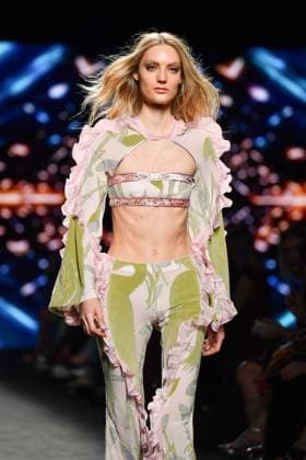 Mercedes-Benz Fashion Week Madrid, Spain - 19 Sep 2025 A model walks the runway wearing a design by Custo Barcelona during Mercedes-Benz Fashion Week de Madrid in IFERMA. Madrid Spain Copyright: xAtilanoxGarciax xSOPAxImagesx FOTO12632