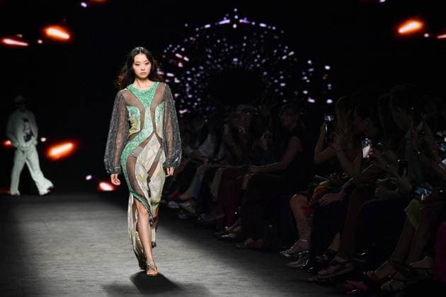 Mercedes-Benz Fashion Week Madrid, Spain - 19 Sep 2025 A model walks the runway wearing a design by Custo Barcelona during Mercedes-Benz Fashion Week de Madrid in IFERMA. Madrid Spain Copyright: xAtilanoxGarciax xSOPAxImagesx FOTO12633