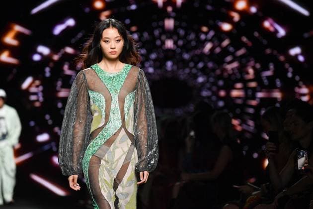 Mercedes-Benz Fashion Week Madrid, Spain - 19 Sep 2025 A model walks the runway wearing a design by Custo Barcelona during Mercedes-Benz Fashion Week de Madrid in IFERMA. Madrid Spain Copyright: xAtilanoxGarciax xSOPAxImagesx FOTO12634