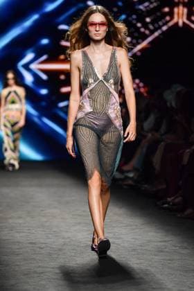 Mercedes-Benz Fashion Week Madrid, Spain - 19 Sep 2025 A model walks the runway wearing a design by Custo Barcelona during Mercedes-Benz Fashion Week de Madrid in IFERMA. Madrid Spain Copyright: xAtilanoxGarciax xSOPAxImagesx FOTO12635