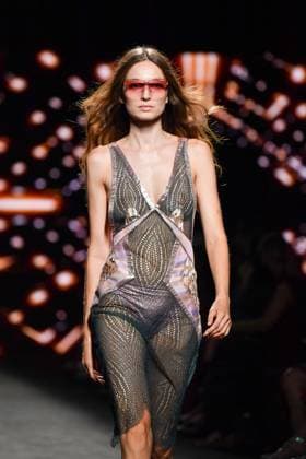 Mercedes-Benz Fashion Week Madrid, Spain - 19 Sep 2025 A model walks the runway wearing a design by Custo Barcelona during Mercedes-Benz Fashion Week de Madrid in IFERMA. Madrid Spain Copyright: xAtilanoxGarciax xSOPAxImagesx FOTO12636
