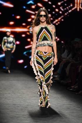 Mercedes-Benz Fashion Week Madrid, Spain - 19 Sep 2025 A model walks the runway wearing a design by Custo Barcelona during Mercedes-Benz Fashion Week de Madrid in IFERMA. Madrid Spain Copyright: xAtilanoxGarciax xSOPAxImagesx FOTO12637