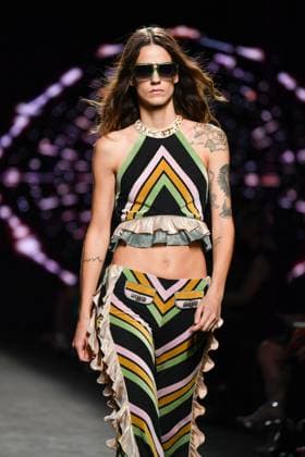 Mercedes-Benz Fashion Week Madrid, Spain - 19 Sep 2025 A model walks the runway wearing a design by Custo Barcelona during Mercedes-Benz Fashion Week de Madrid in IFERMA. Madrid Spain Copyright: xAtilanoxGarciax xSOPAxImagesx FOTO12638