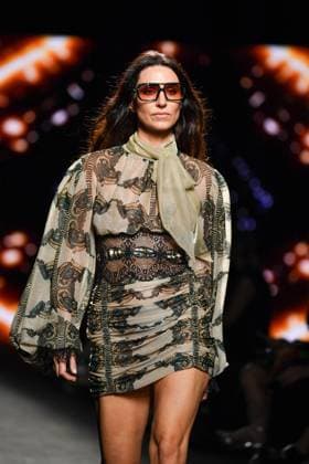 Mercedes-Benz Fashion Week Madrid, Spain - 19 Sep 2025 A model walks the runway wearing a design by Custo Barcelona during Mercedes-Benz Fashion Week de Madrid in IFERMA. Madrid Spain Copyright: xAtilanoxGarciax xSOPAxImagesx FOTO12640