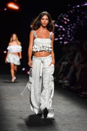 Mercedes-Benz Fashion Week Madrid, Spain - 19 Sep 2025 A model walks the runway wearing a design by Custo Barcelona during Mercedes-Benz Fashion Week de Madrid in IFERMA. Madrid Spain Copyright: xAtilanoxGarciax xSOPAxImagesx FOTO12642