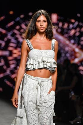 Mercedes-Benz Fashion Week Madrid, Spain - 19 Sep 2025 A model walks the runway wearing a design by Custo Barcelona during Mercedes-Benz Fashion Week de Madrid in IFERMA. Madrid Spain Copyright: xAtilanoxGarciax xSOPAxImagesx FOTO12643