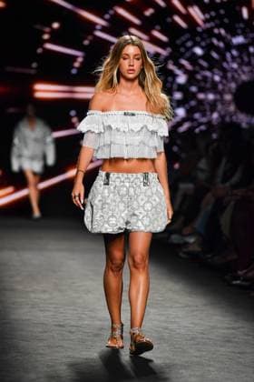 Mercedes-Benz Fashion Week Madrid, Spain - 19 Sep 2025 A model walks the runway wearing a design by Custo Barcelona during Mercedes-Benz Fashion Week de Madrid in IFERMA. Madrid Spain Copyright: xAtilanoxGarciax xSOPAxImagesx FOTO12644